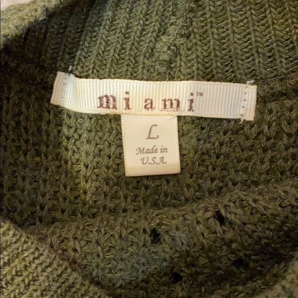 Green Sleeveless Blouse - Picture 4 of 5